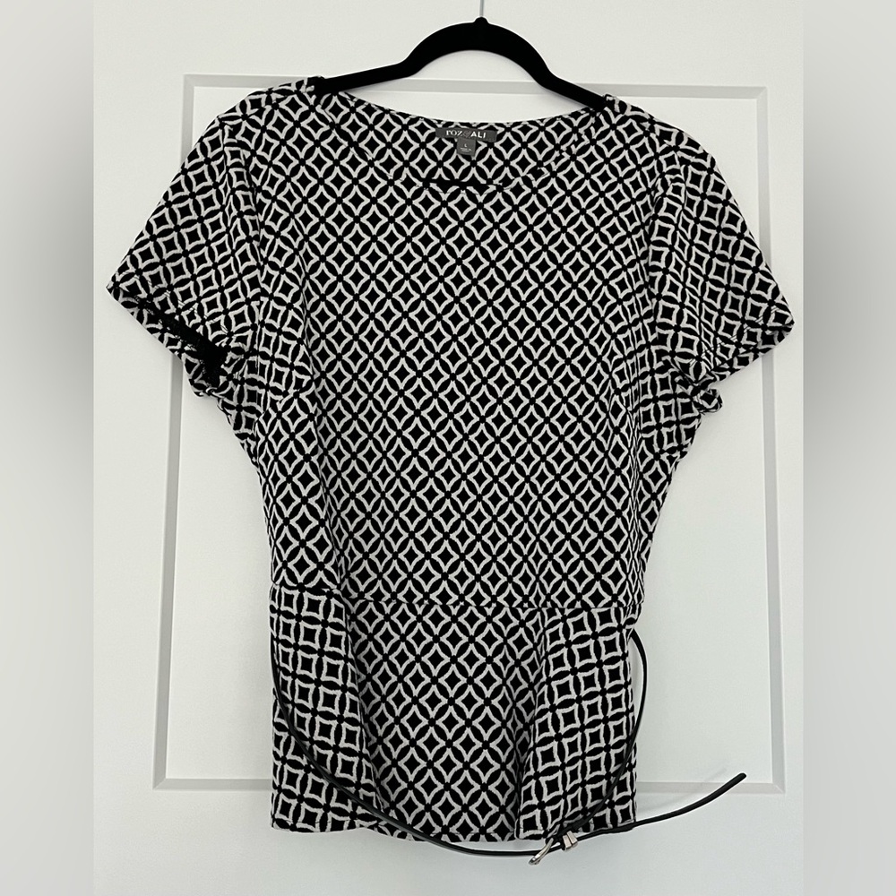 Roz‎ & Ali Geometric Black & White Women's Short Sleeve Belted Top, Large